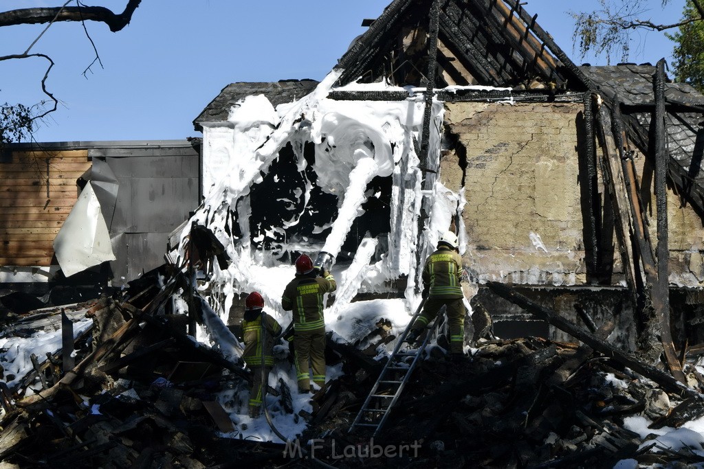 Grossfeuer Einfamilienhaus Siegburg Muehlengrabenstr P1400.JPG - Miklos Laubert